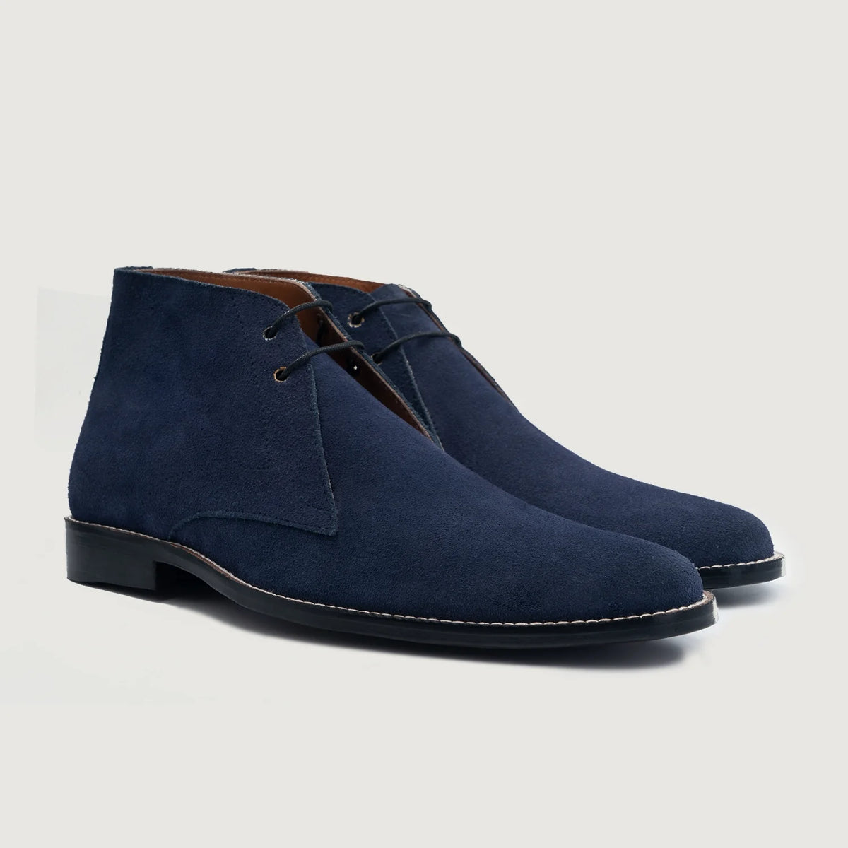 Corry Chukka Midnight ლურჯი Suede ტყავის ჩექმები მამაკაცის For Men in Midnight Blue Goatskin Suede - გვერდითი ხედი | შეიძინეთ ონლაინ