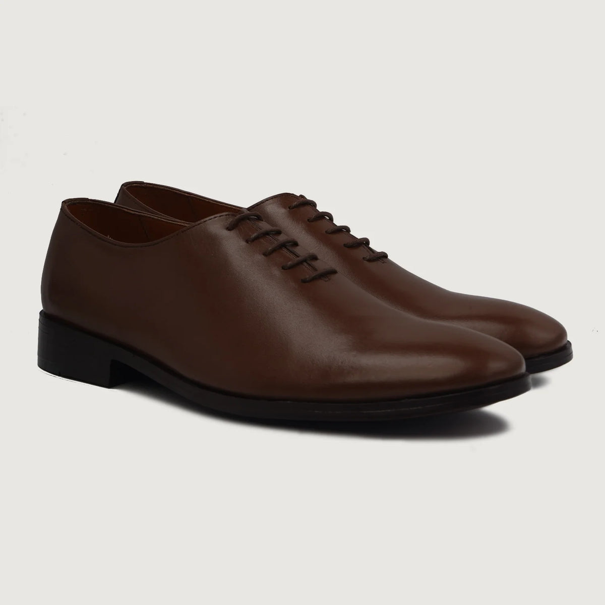 Director Wholecut ყავისფერი ტყავის ფეხსაცმელი მამაკაცის For Men in Brown Full-Grain Leather - წინა ხედი და მორგებული სილუეტი | შეიძინეთ ონლაინ