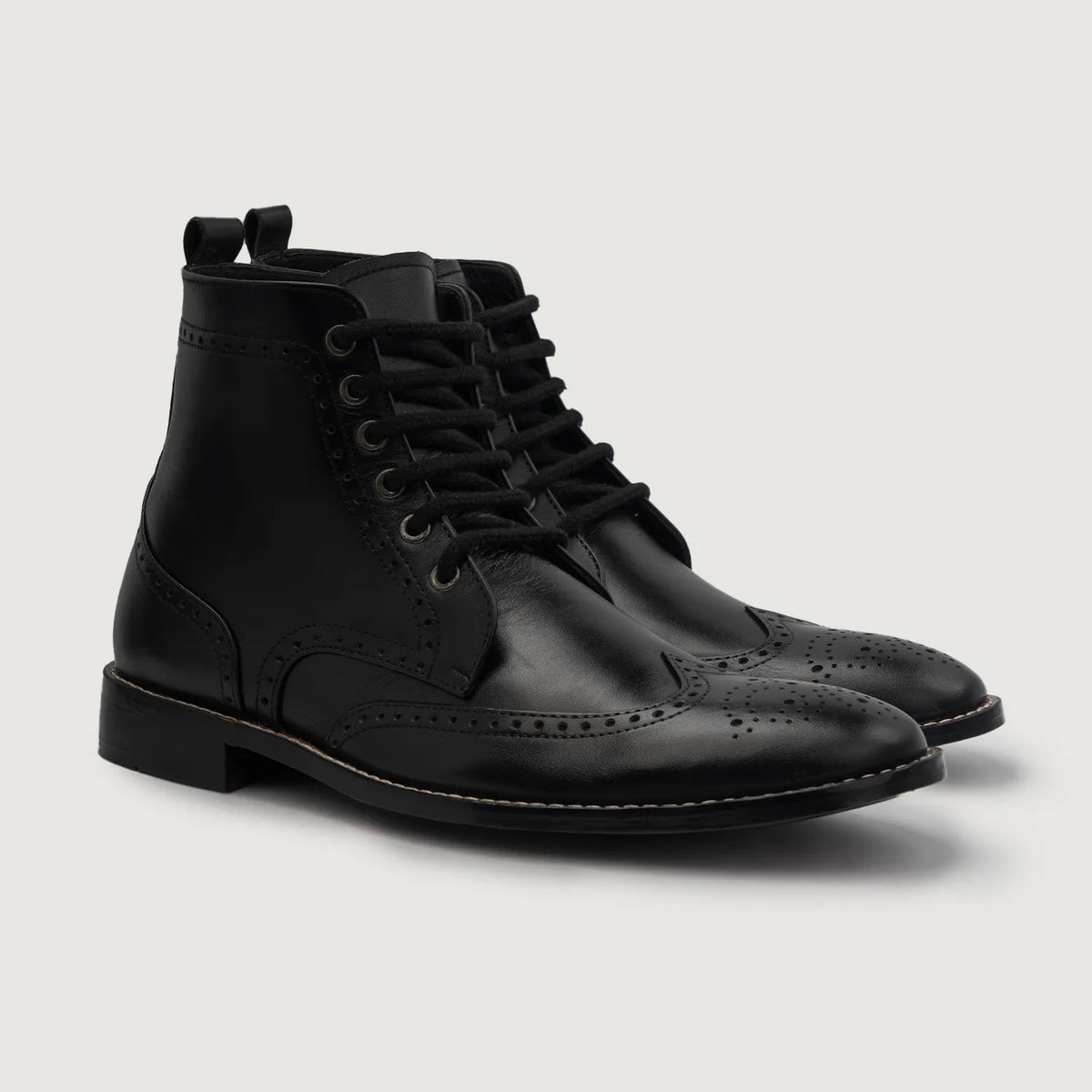 Duster Brogues Derby შავი ტყავის ჩექმები მამაკაცის For Men შავი ნატურალური ხარის ტყავით - წინა ხედი და მორგებული სილუეტი | შეიძინეთ ონლაინ