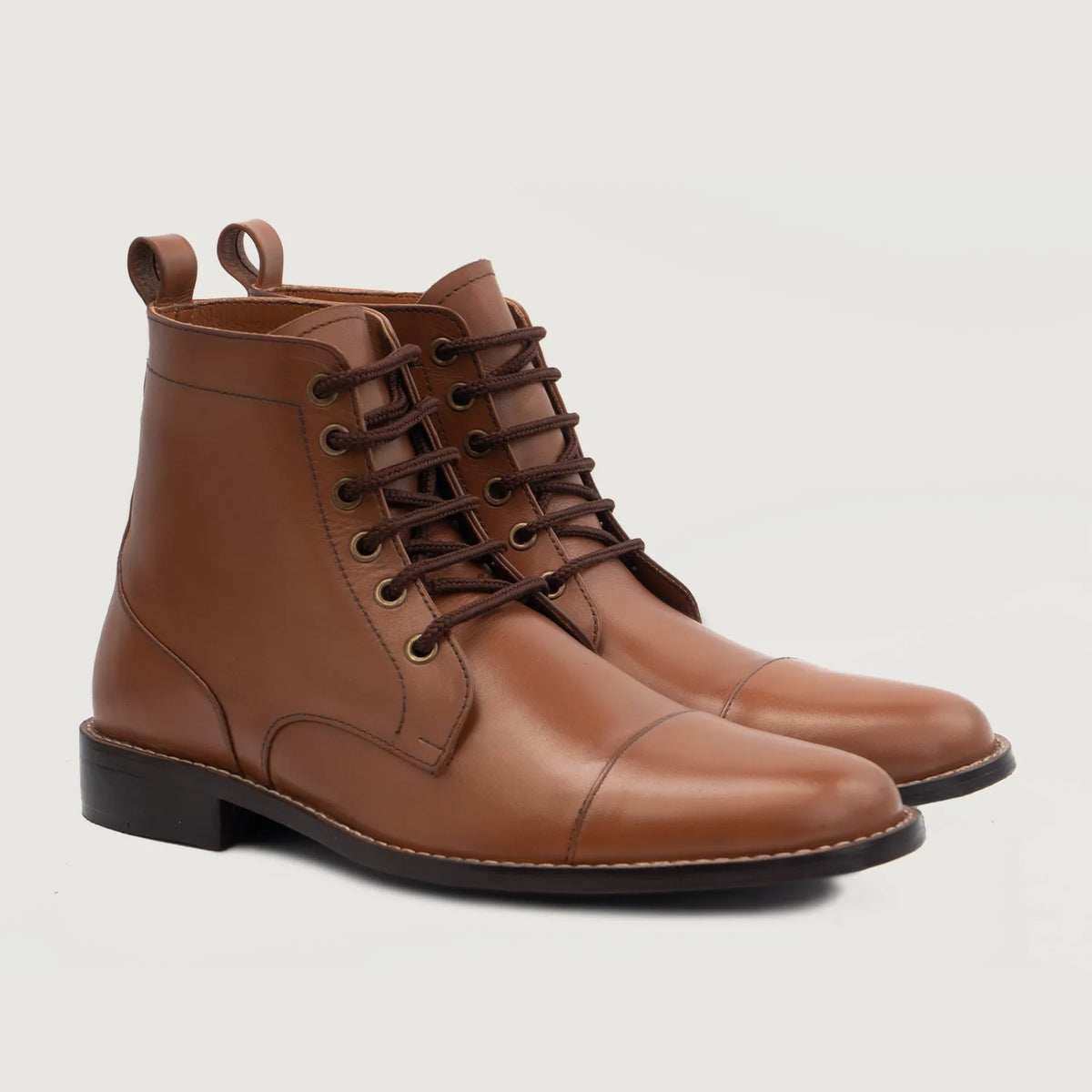 Knight Derby ტანი ტყავის ჩექმები მამაკაცის For Men in Tan Full-Grain Leather - გვერდითი ხედი | შეიძინეთ ონლაინ