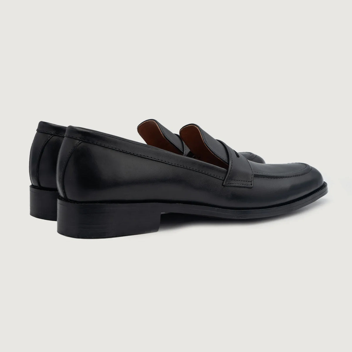High-Traction Rubber Outsole & Lug Tread Pattern on Baxton შავი ტყავის ლოფერები მამაკაცის For Men