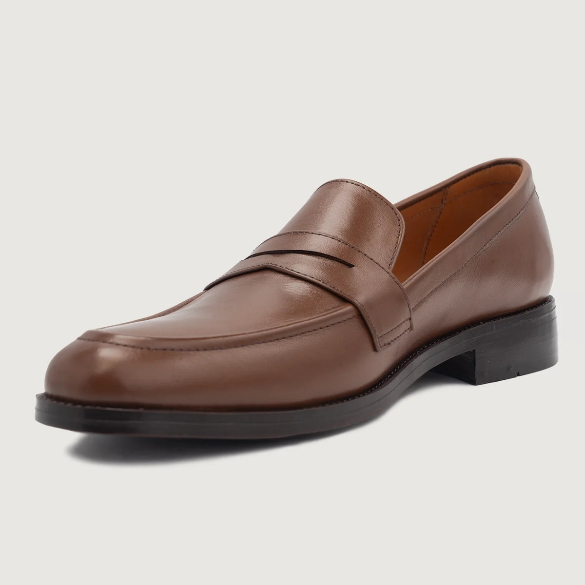 High-Traction Rubber Outsole & Lug Tread Pattern on Baxton ყავისფერი ტყავის ლოფერები მამაკაცის