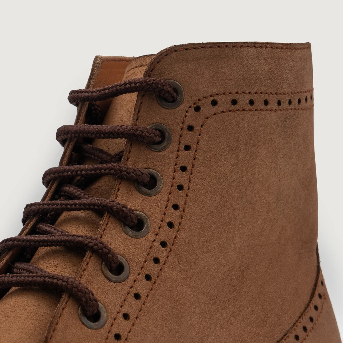 ახლო ხედი of Classic Collar & Heavy-Duty Zipper Hardware on Duster Brogues Derby ყავისფერი Nubuck ტყავის ჩექმები მამაკაცის For Men