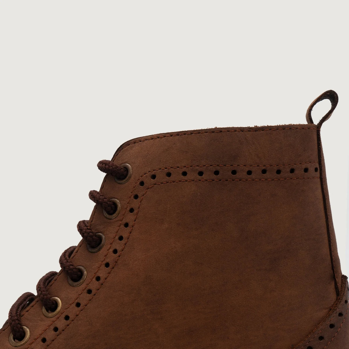 ახლო ხედი of Classic Collar & Heavy-Duty Zipper Hardware on Duster Brogues Derby Oil Pull-up ყავისფერი ტყავის ჩექმები მამაკაცის