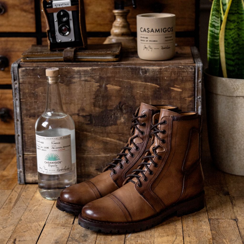 მორგების ხედი:  Casa Moto Amber Wheat ტყავის ჩექმები მამაკაცის მოდელზე ბუნებრივ დღის სინათლეზე