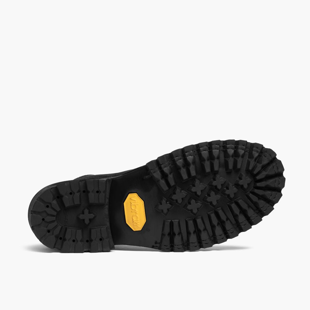 High-Traction Rubber Outsole & Lug Tread Pattern on Challenger შავი Matte ტყავის ჩექმები მამაკაცის