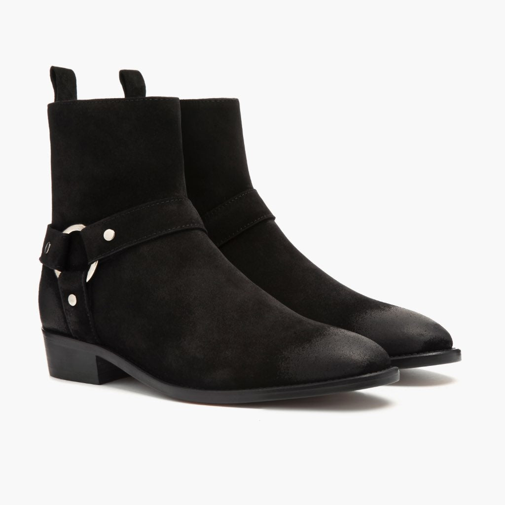 Harness შავი Suede ტყავის ჩექმები მამაკაცის in Black Goatskin Suede - გვერდითი ხედი | შეიძინეთ ონლაინ