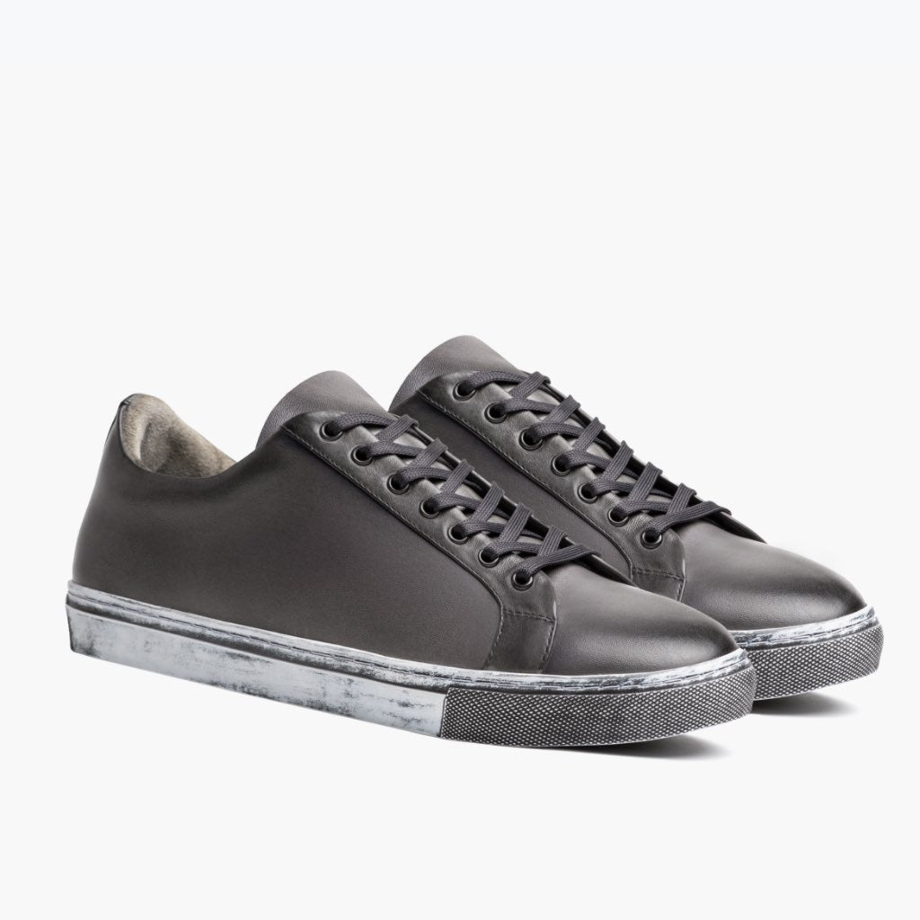 Premier Low Top Distressed Grey ტყავის კედები მამაკაცის For Men in Grey Full-Grain Leather - გვერდითი ხედი | შეიძინეთ ონლაინ