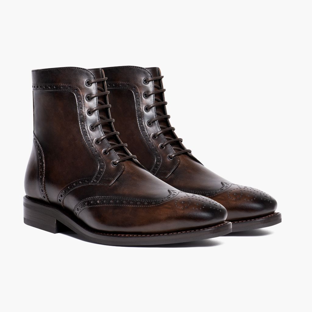 Wingtip Dark Oak ტყავის ჩექმები მამაკაცის For Men in Classic Full-Grain Leather - გვერდითი ხედი | შეიძინეთ ონლაინ