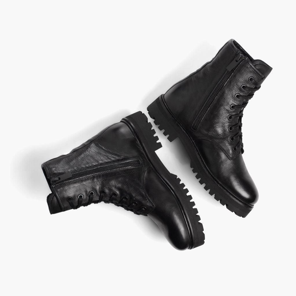 High-Traction Rubber Outsole & Lug Tread Pattern on Combat შავი ტყავის ჩექმები ქალის