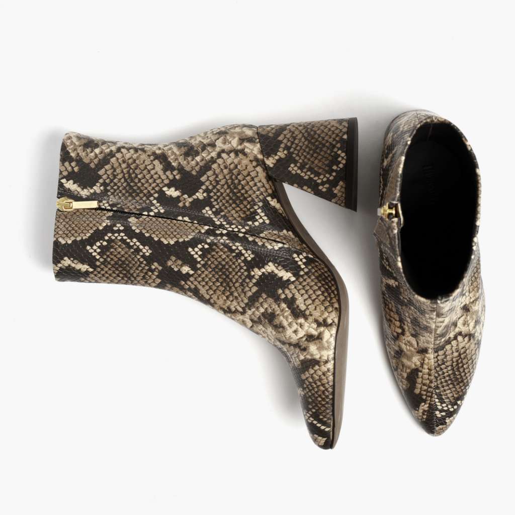 High-Traction Rubber Outsole & Lug Tread Pattern on Heartbreaker Snake Print ტყავის ჩექმები ქალის