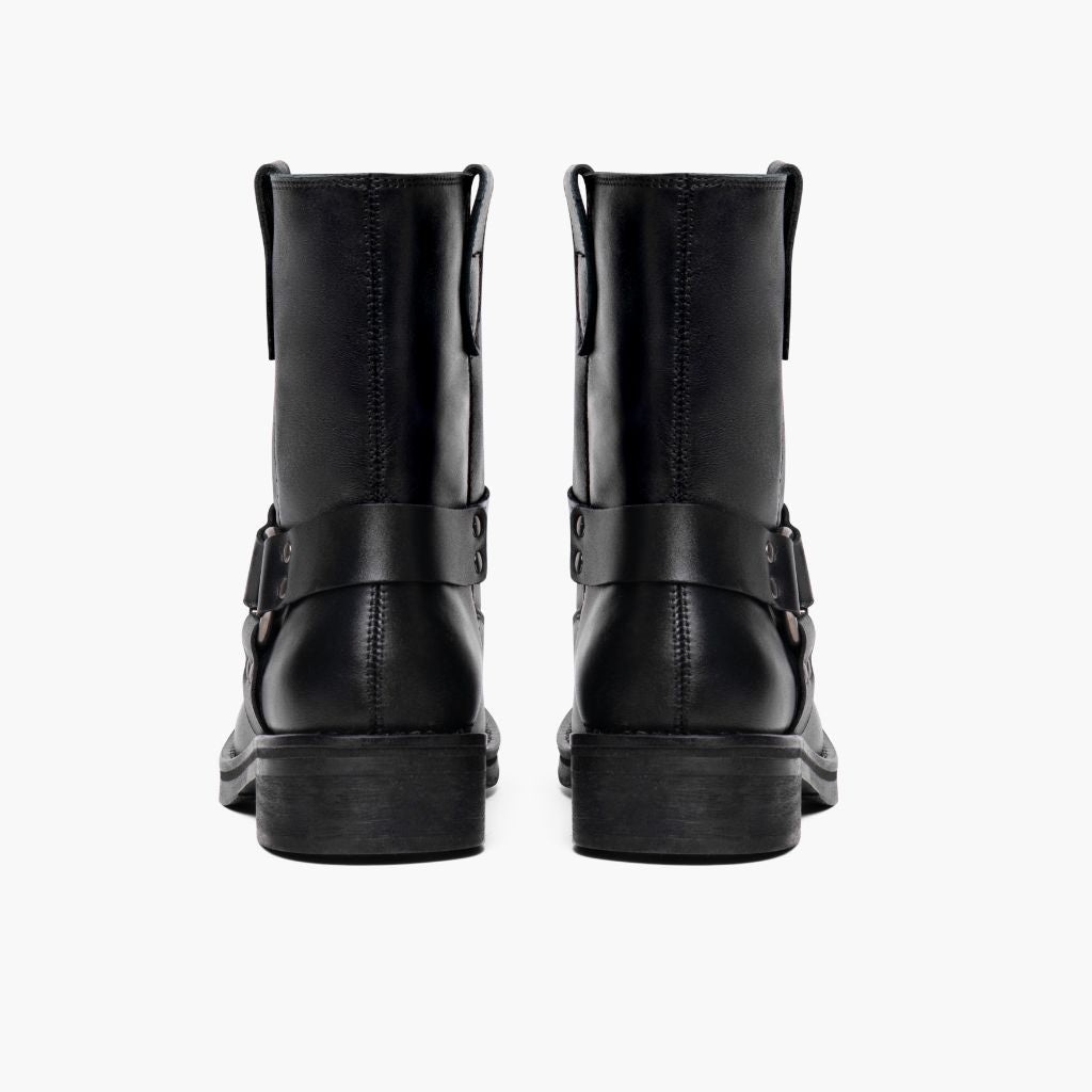 High-Traction Rubber Outsole & Lug Tread Pattern on Outlaw შავი ტყავის ჩექმები ქალის