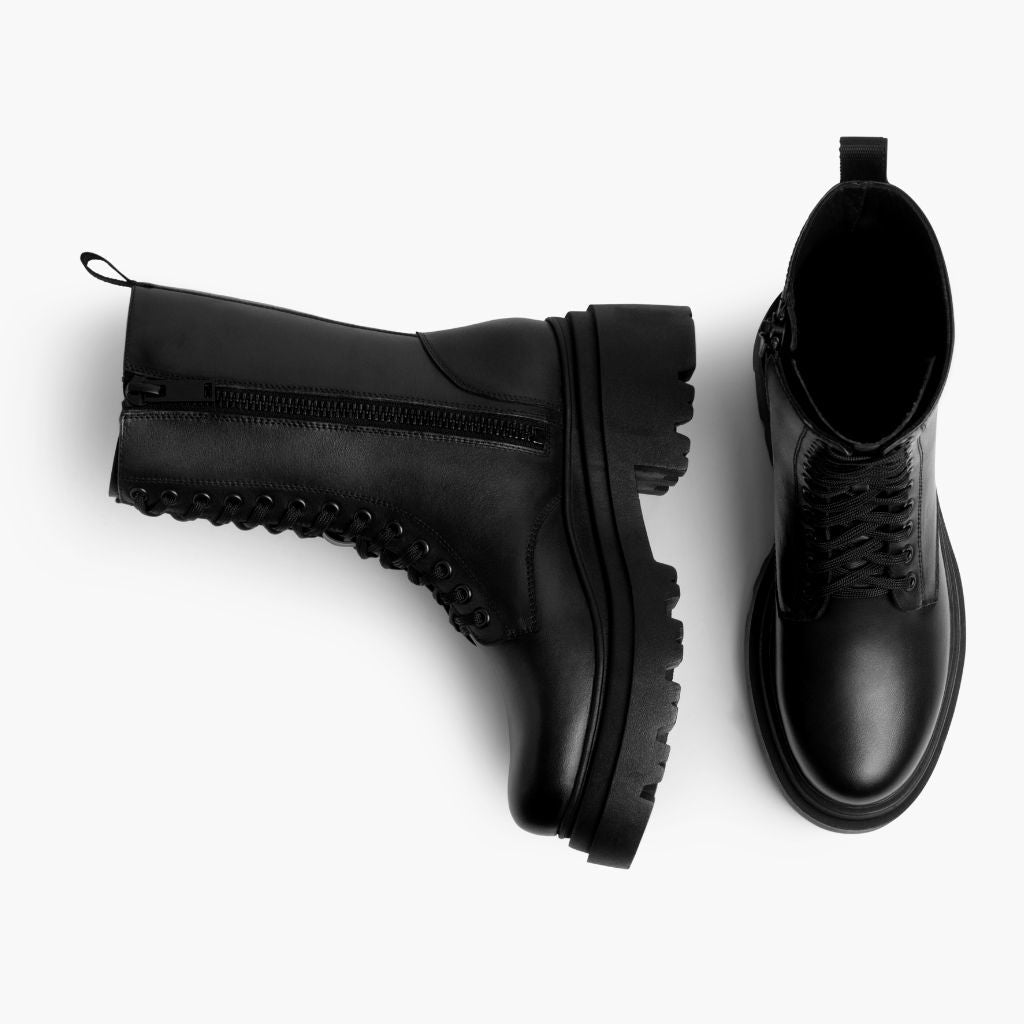 High-Traction Rubber Outsole & Lug Tread Pattern on Fatale შავი ტყავის ჩექმები ქალის