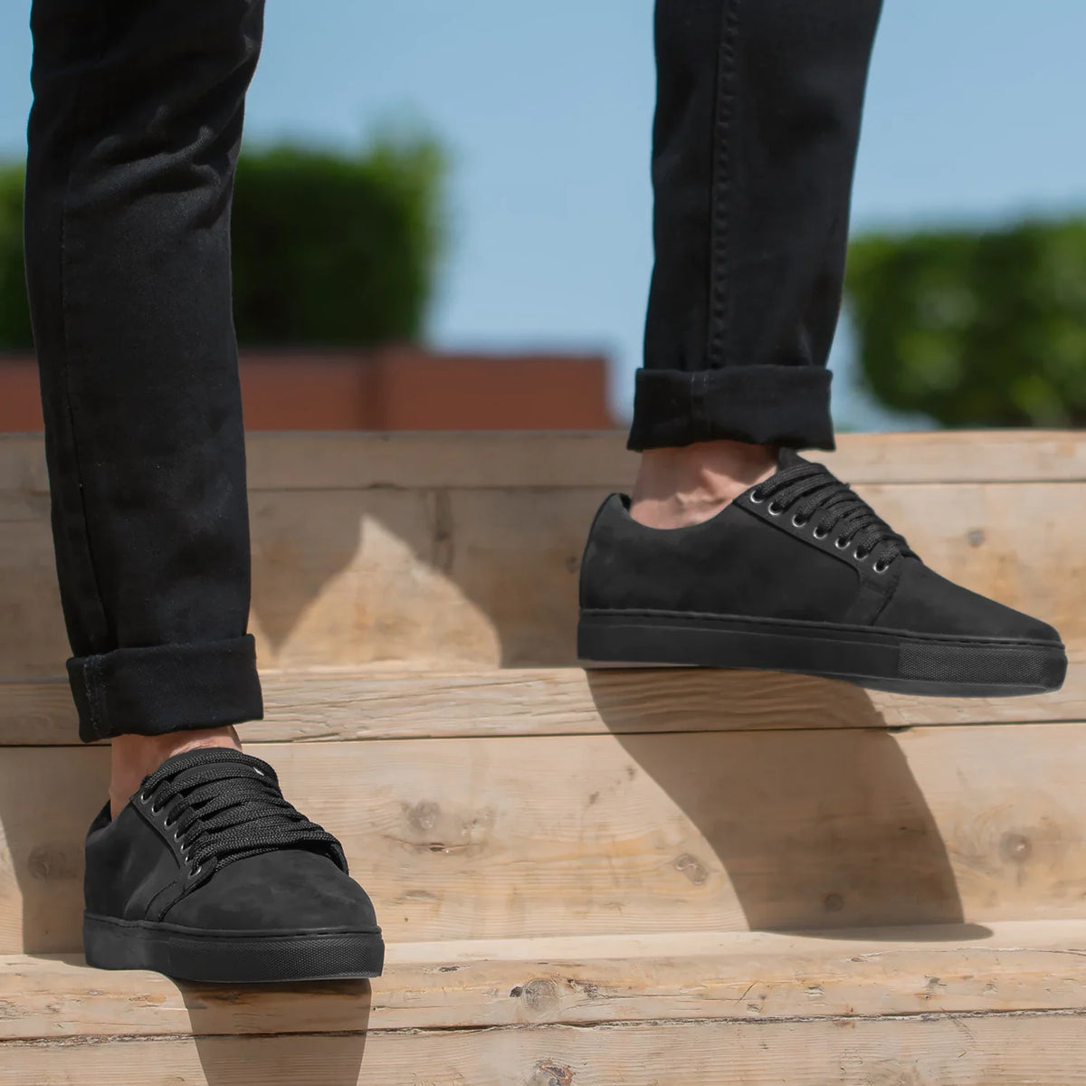 High-Traction Rubber Outsole & Lug Tread Pattern on Murphy Low Top შავი Nubuck ტყავის კედები მამაკაცის