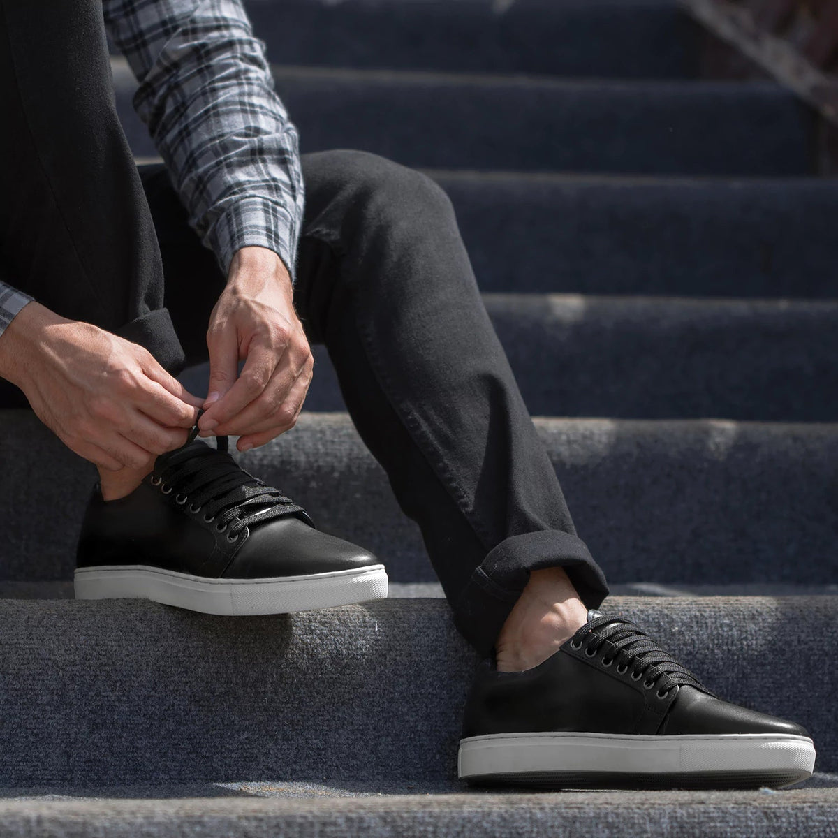 High-Traction Rubber Outsole & Lug Tread Pattern on Murphy Low Top შავი ტყავის კედები მამაკაცის