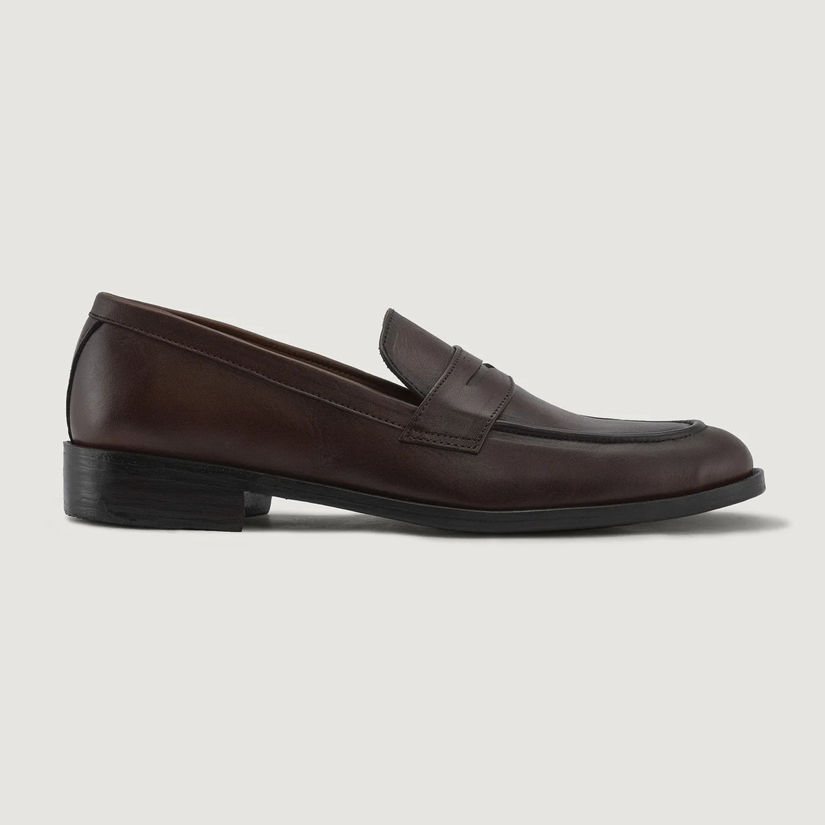 Burnished Brown Full-Grain leather Loafers - Goodyear welt კონსტრუქცია და წინა ცხვირის დეტალი