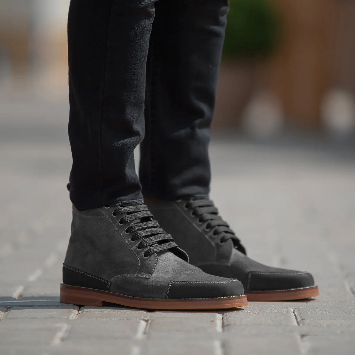 Carnell ტყავის ჩექმები მამაკაცის in Distressed Grey Goatskin Suede - გვერდითი ხედი | შეიძინეთ ონლაინ