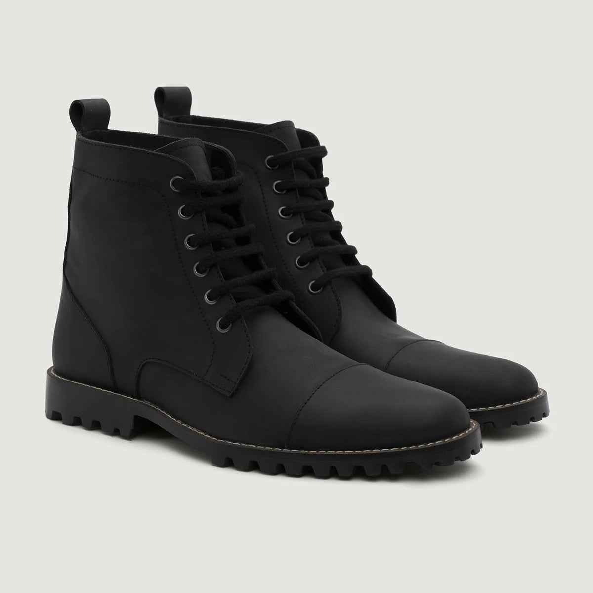 Knight Derby Matte Black Pullup Leather Boots TerraGrip For Men in Matte Black Full-Grain Leather - გვერდითი ხედი | შეიძინეთ ონლაინ