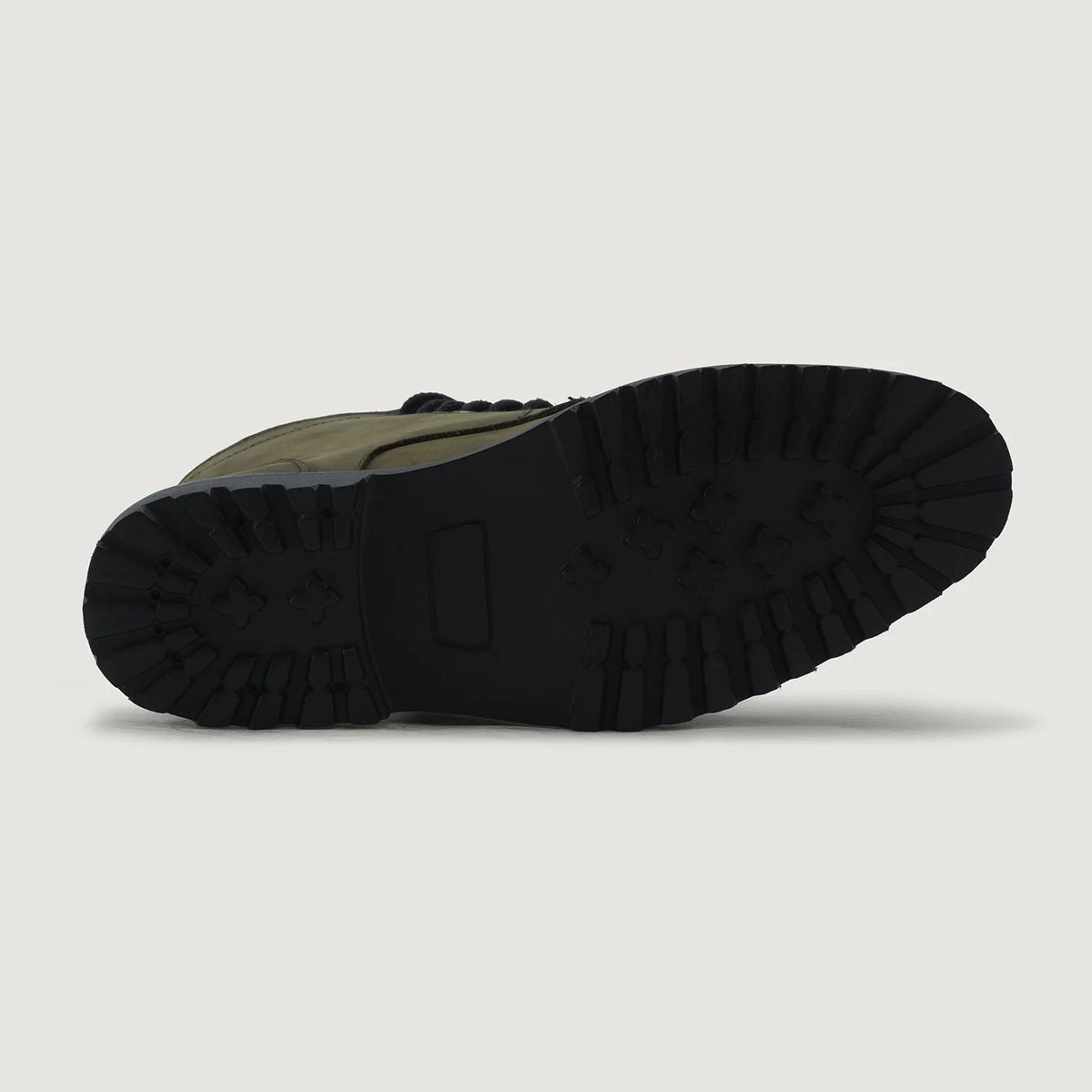 High-Traction Rubber Outsole & Lug Tread Pattern on Knight Derby Olive მწვანე Pullup ტყავის ჩექმები - TerraGrip მამაკაცის