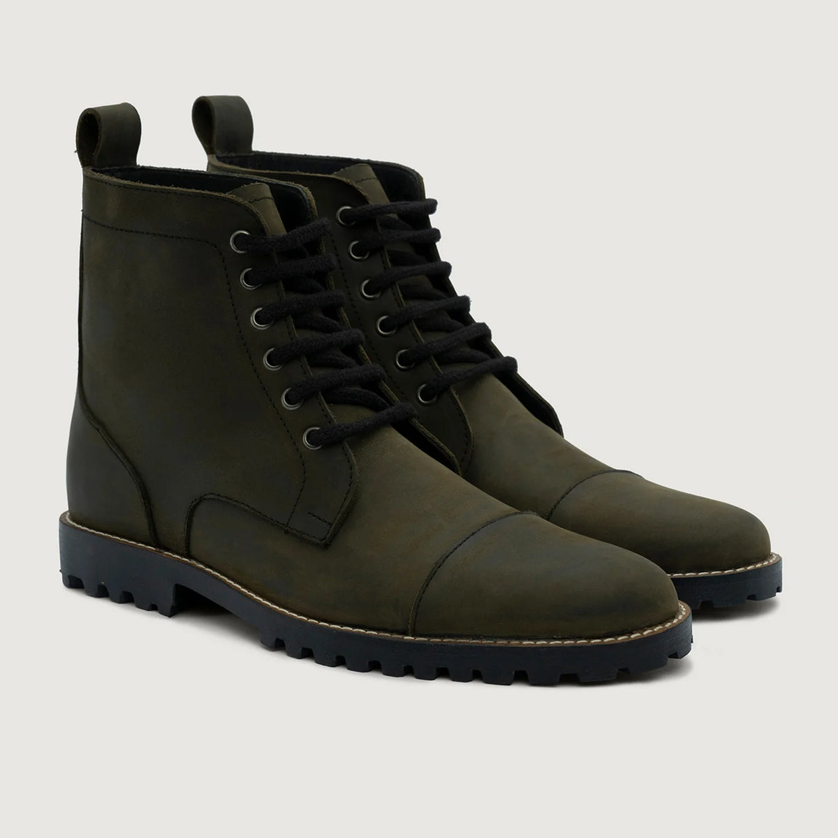 Knight Derby Olive მწვანე Pullup ტყავის ჩექმები - TerraGrip მამაკაცის in Olive Green Full-Grain Leather - გვერდითი ხედი | შეიძინეთ ონლაინ