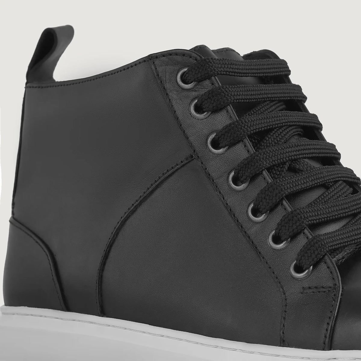 High-Traction Rubber Outsole & Lug Tread Pattern on Marty High Top შავი ტყავის კედები მამაკაცის