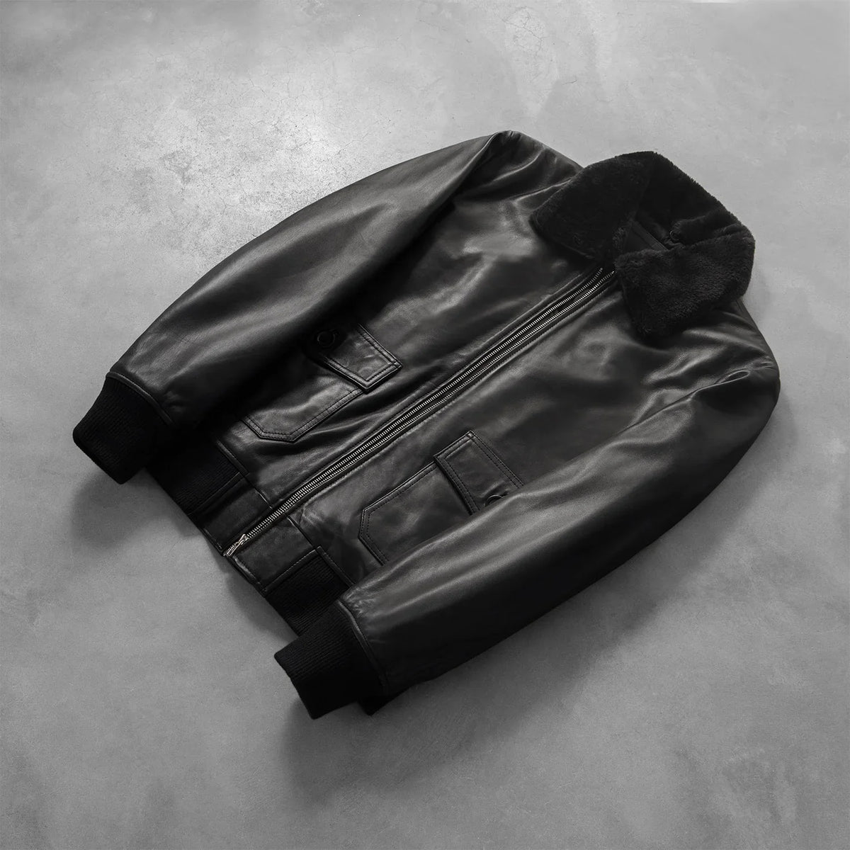 
Rib Knit & Hem Craftsmanship Construction Detail on Airin G-1 შავი ტყავის ბომბერი მამაკაცის