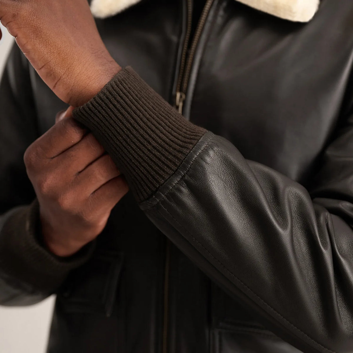 
შიდა სარჩულის ხედი Showing Quilted Viscose Lining & ორი ფუნქციური შიდა ჯიბე
