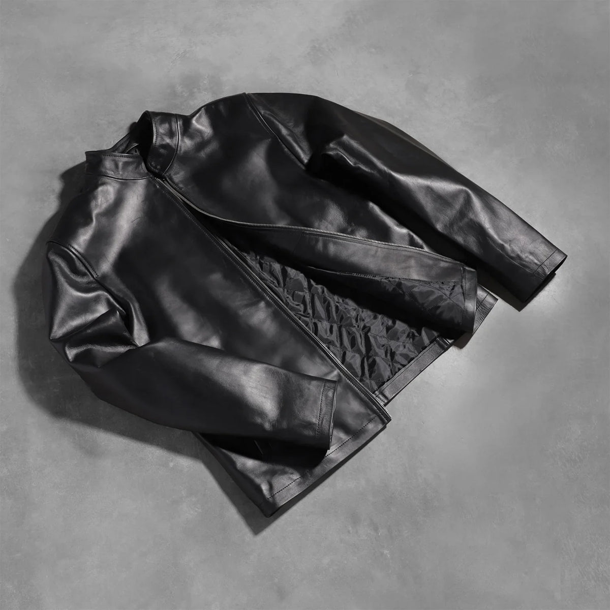 
მორგების ხედი:  Alex Black Leather Biker Jacket მოდელზე ბუნებრივ დღის სინათლეზე