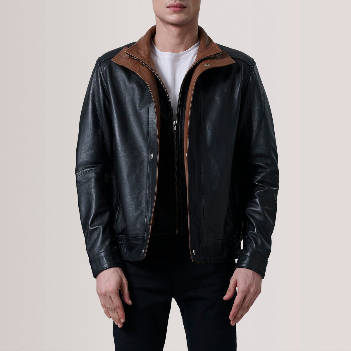 
Alfred Brown Leather Bomber Jacket For Men in Brown Sheepskin Leather - წინა ხედი და მორგებული სილუეტი | შეიძინეთ ონლაინ