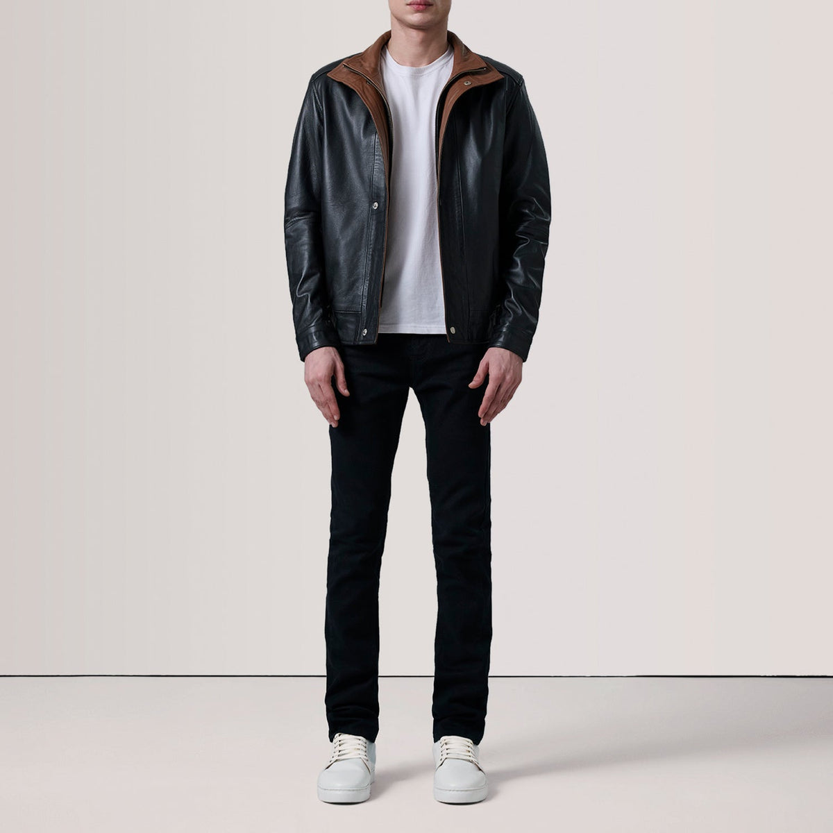 
Brown Sheepskin Leather Bomber Jacket - უკანა ხედი გამოკვეთილი მხრებით და სუფთა დაბოლოებით