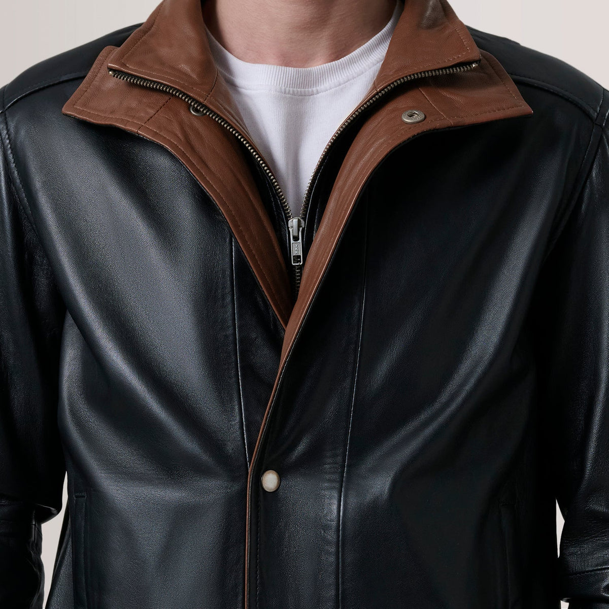 
შიდა სარჩულის ხედი Showing Quilted Polyester Lining & ორი ფუნქციური შიდა ჯიბე