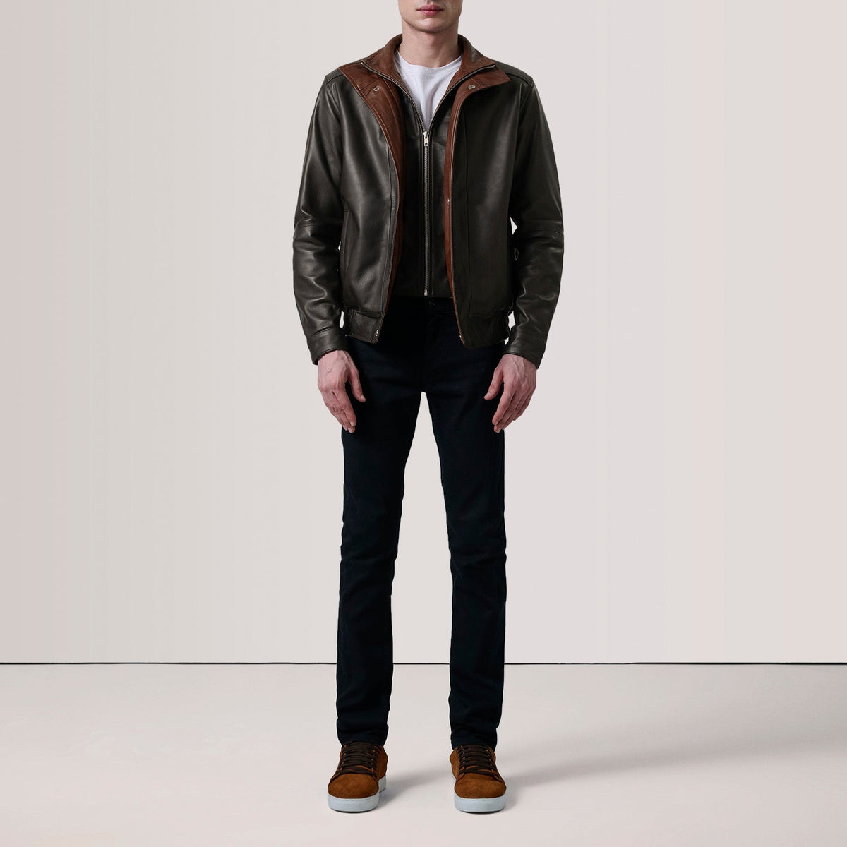 
მორგების ხედი:  Alfred Brown Leather Bomber Jacket For Men მოდელზე ბუნებრივ დღის სინათლეზე