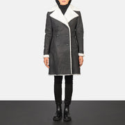 
Amie შავი Double-Breasted Shearling ტყავის პალტო ქალის - წინა ხედი და მორგებული სილუეტი | შეიძინეთ ონლაინ