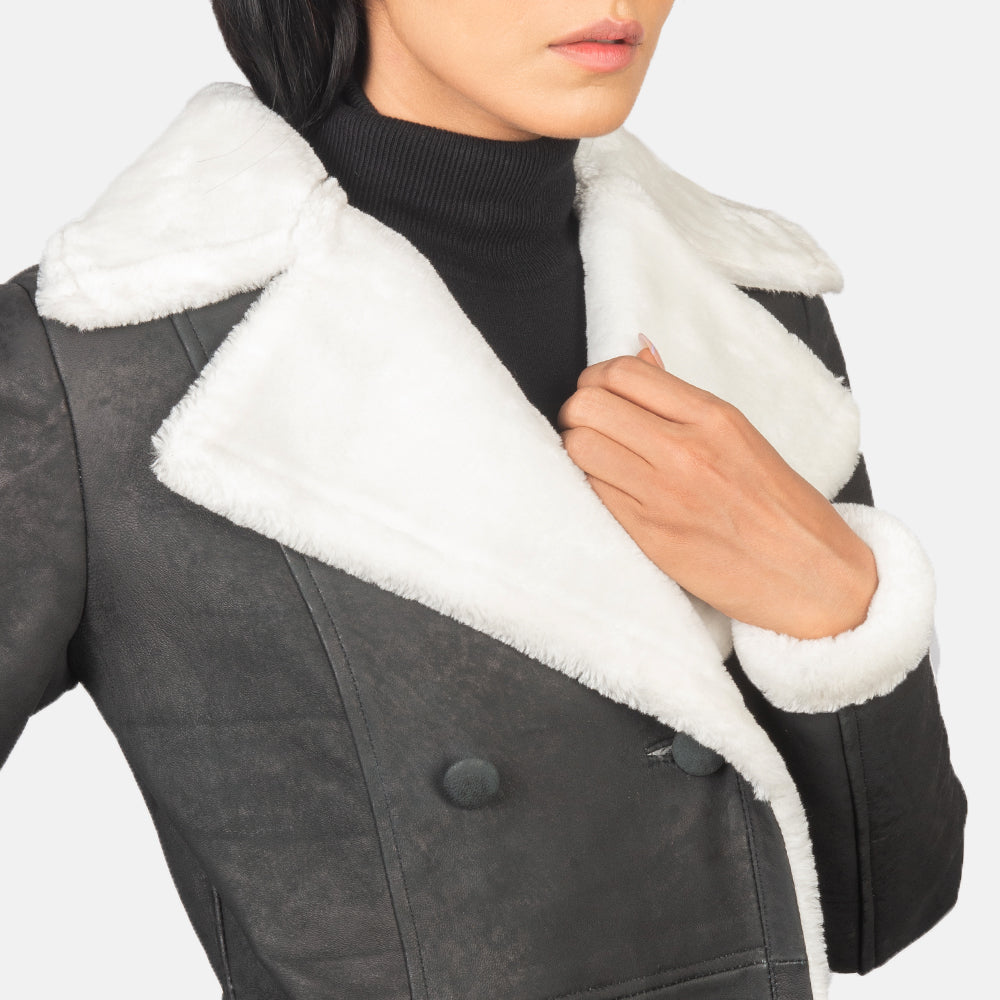 
შიდა სარჩულის ხედი Showing Fully Faux Fur Lined & ორი ფუნქციური შიდა ჯიბე