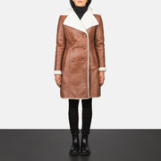 
Amie Brown Double Breasted Shearling Coat in Brown Sheepskin Burnishing - წინა ხედი და მორგებული სილუეტი | შეიძინეთ ონლაინ