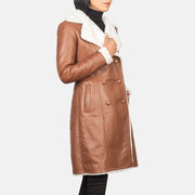 
Amie Brown Double Breasted Shearling Coat - გვერდითი პროფილი ერგონომიული სახელოს ჭრით