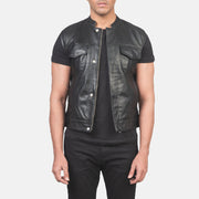 
Atlas Moto შავი ტყავის ჟილეტი მამაკაცის in Black Sheepskin Leather - წინა ხედი და მორგებული სილუეტი | შეიძინეთ ონლაინ