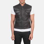 
ახლო ხედი of Band & Zipper with Button Flap Hardware on Atlas Moto ყავისფერი ტყავის ჟილეტი მამაკაცის