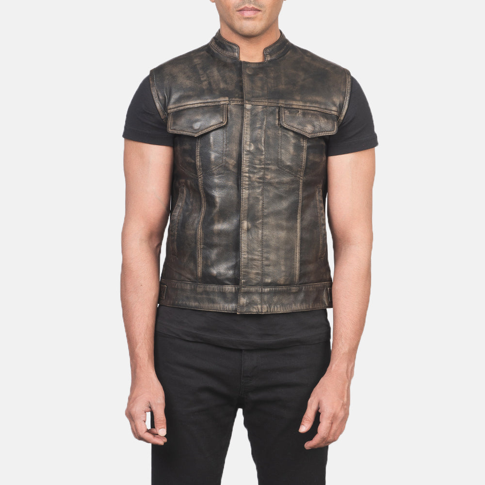 
ახლო ხედი of Band & Zipper with Button Flap Hardware on Atlas Moto Distressed ყავისფერი ტყავის ჟილეტი მამაკაცის