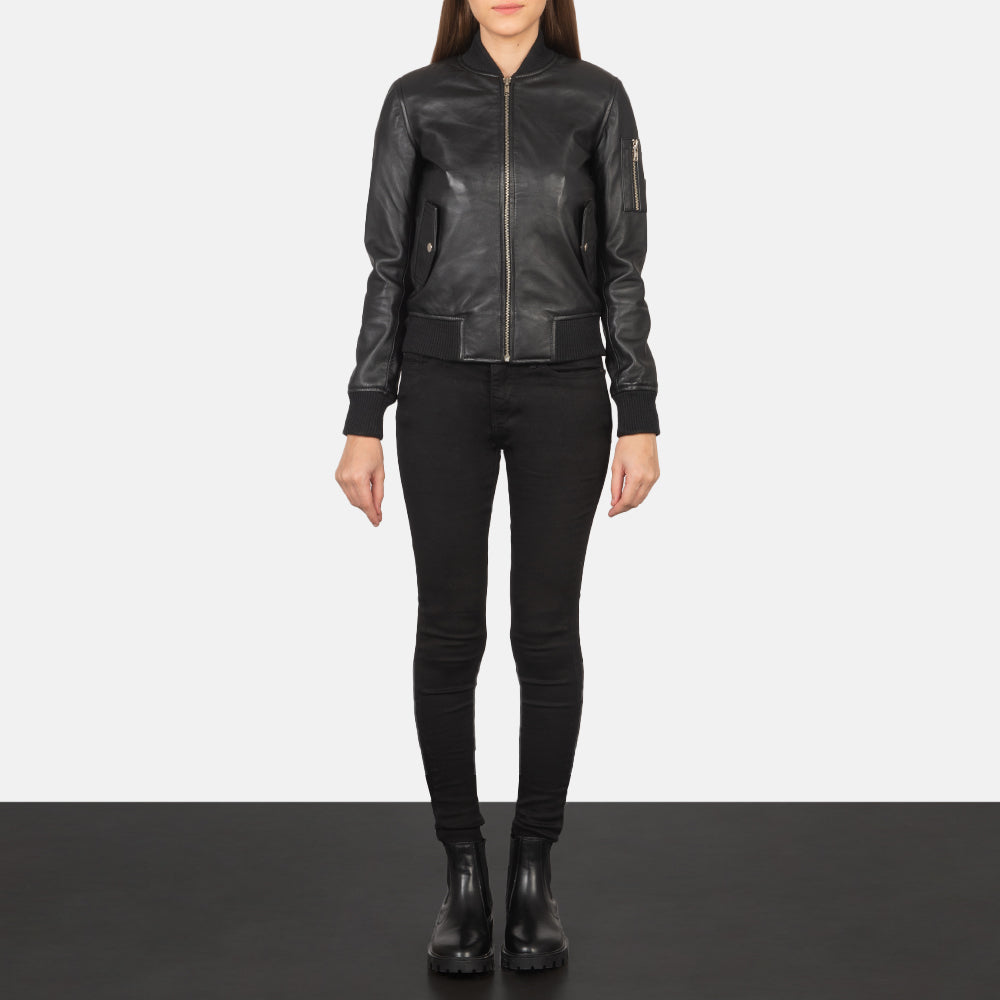 
Ava Ma-1 Black Leather Bomber Jacket - გვერდითი პროფილი ერგონომიული სახელოს ჭრით