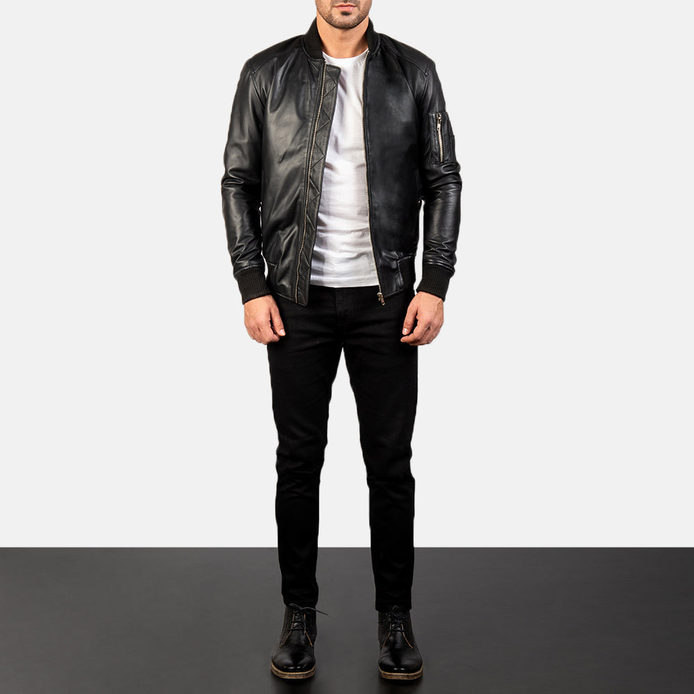 
Bomia Ma-1 Black Leather Bomber Jacket - გვერდითი პროფილი ერგონომიული სახელოს ჭრით