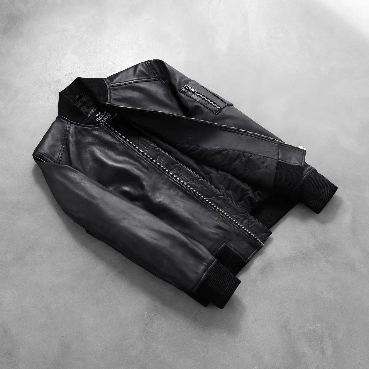
მორგების ხედი:  Bomia Ma-1 Black Leather Bomber Jacket მოდელზე ბუნებრივ დღის სინათლეზე