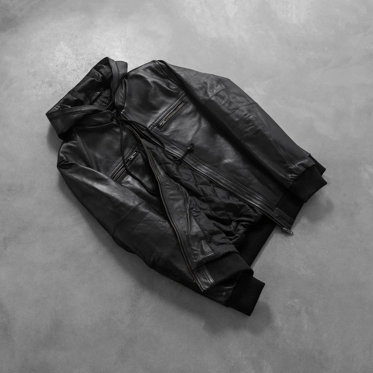 
მორგების ხედი:  Bouncer Biz Black Leather Hooded Bomber Jacket მოდელზე ბუნებრივ დღის სინათლეზე
