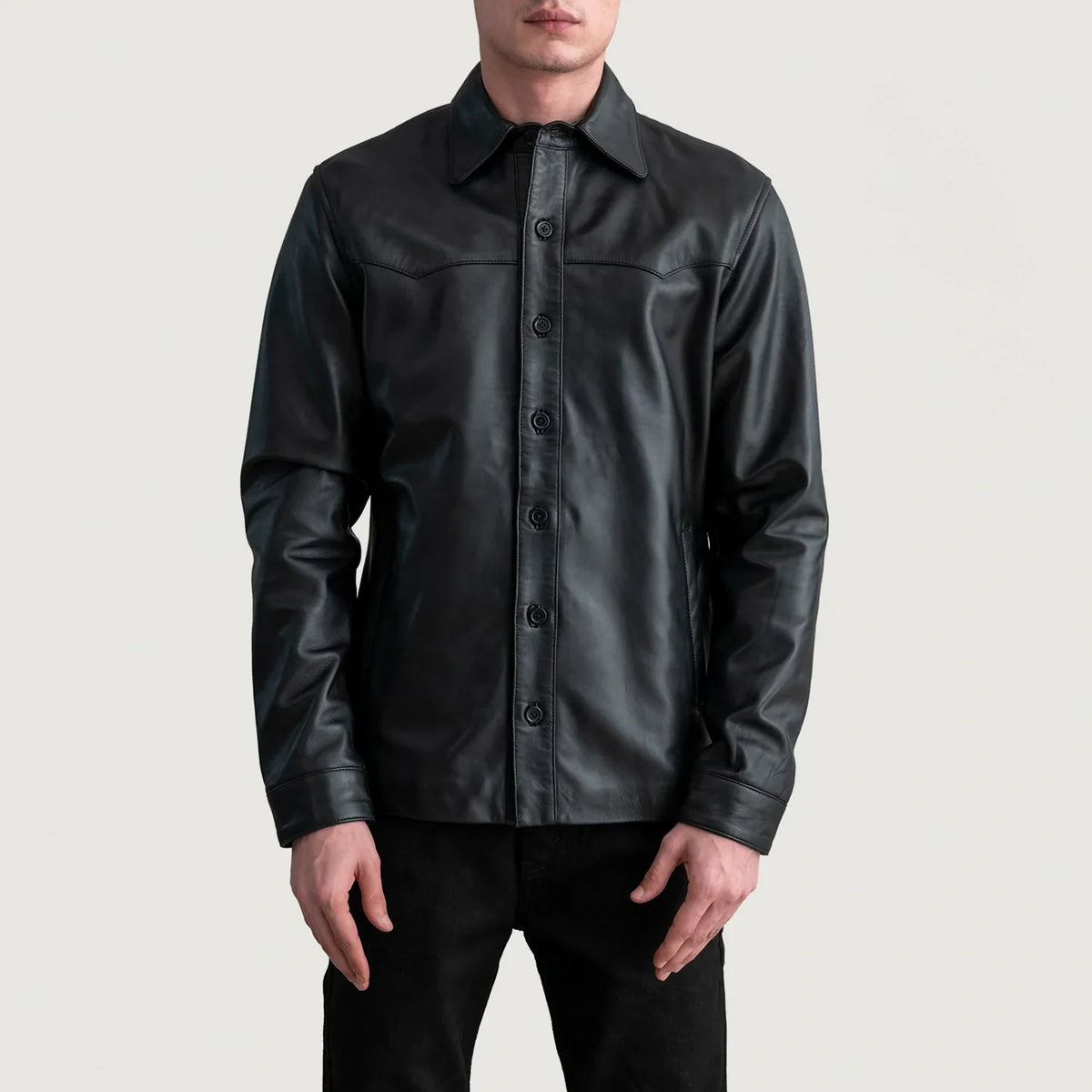 
Bronco შავი Leather Shirt მამაკაცის - გვერდითი პროფილი ერგონომიული სახელოს ჭრით