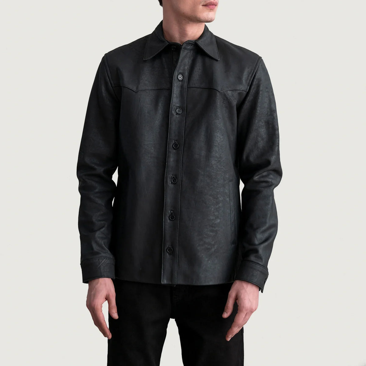 
Bronco Tumbled შავი Leather Shirt მამაკაცის - გვერდითი პროფილი ერგონომიული სახელოს ჭრით