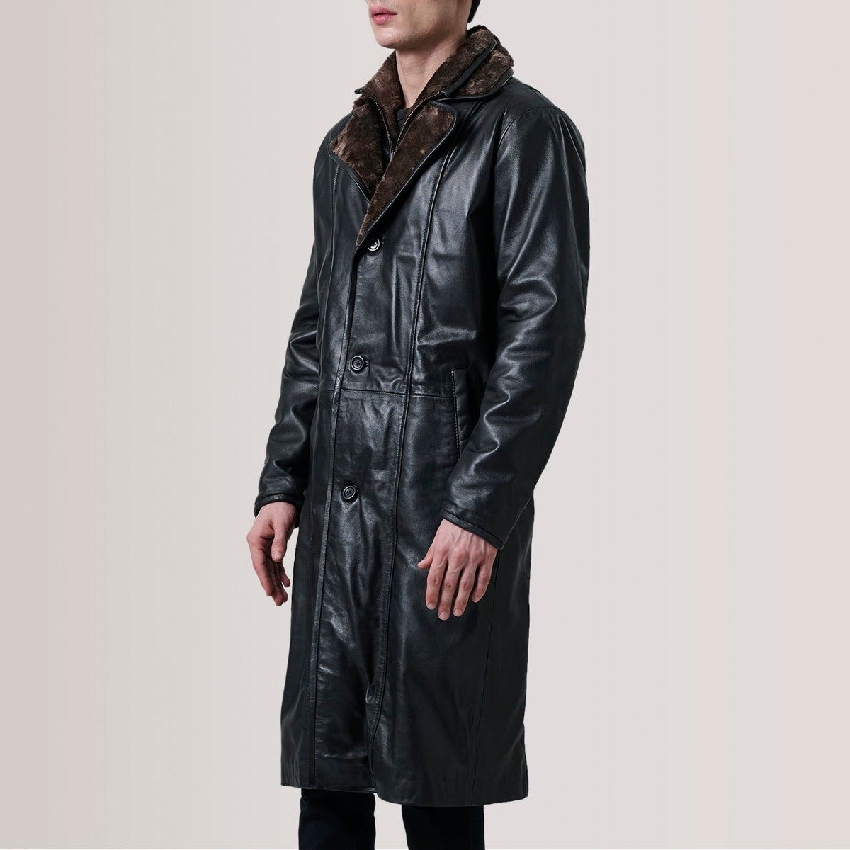 
Cai შავი Leather Shearling ტყავის პალტო მამაკაცის For Men - გვერდითი პროფილი ერგონომიული სახელოს ჭრით