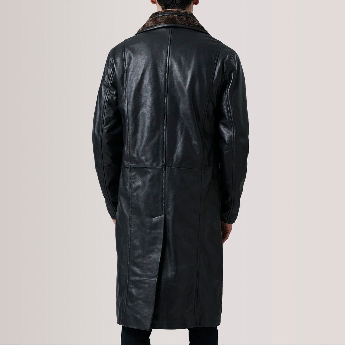 
ახლო ხედი of Notch & Button Hardware on Cai შავი Leather Shearling ტყავის პალტო მამაკაცის For Men