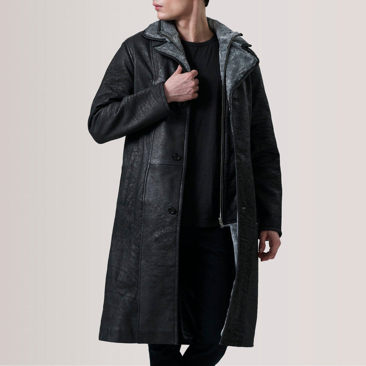 
Cai Distressed შავი Leather Shearling ტყავის პალტო მამაკაცის For Men in Distressed Black Sheepskin Snuffed - წინა ხედი და მორგებული სილუეტი | შეიძინეთ ონლაინ