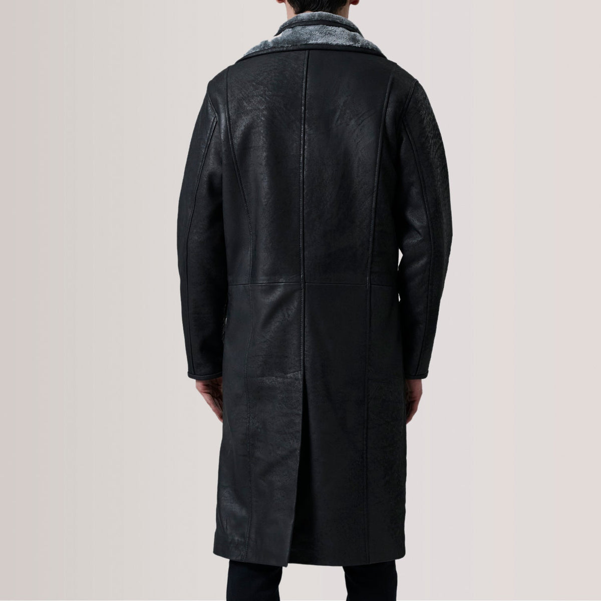 
ახლო ხედი of Notch & Button Hardware on Cai Distressed შავი Leather Shearling ტყავის პალტო მამაკაცის For Men