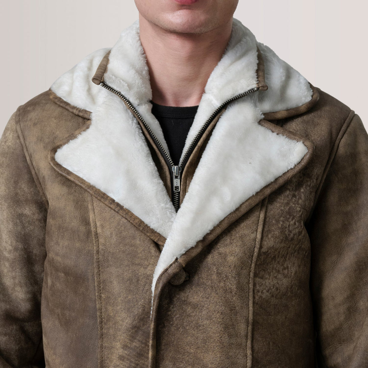 
შიდა სარჩულის ხედი Showing Fully Faux Fur Lined & ორი ფუნქციური შიდა ჯიბე